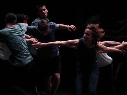 La compa&ntilde;&iacute;a Ballet de Nord, Centre Chor&eacute;graphique National de Roubaix NordPas de Calais en la obra &#039;Auguri&#039;