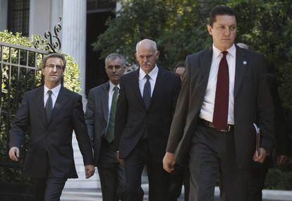 El primer ministro griego, Yorgos Papandreu, tras hablar hoy con el presidente del país.
