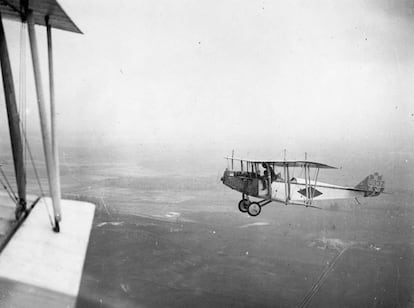 Un avión entrenamiento Curtiss 'Jenny' sobrevuela Canadá, en 1918.