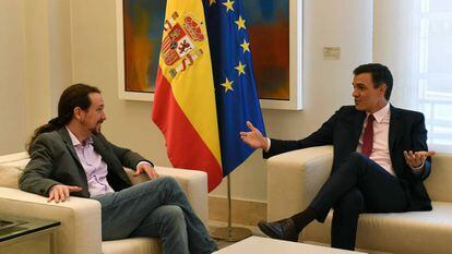 El presidente del Gobierno en funciones, Pedro Sánchez, junto al líder de Unidas Podemos, Pablo Iglesias en La Moncloa.