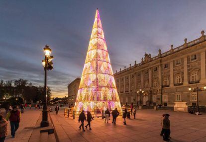 Varios abetos iluminados decoran la ciudad durante la Navidad, como este frente al Palacio Real, en la Plaza de Oriente.