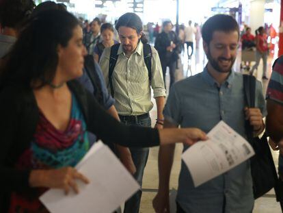 8.00. Comienza el primer viaje de la ruta del cambio. Pablo Iglesias y su equipo llegan a la Terminal 4 del aeropuerto de Barajas. Primera etapa: Cádiz.