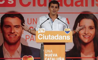 Albert Rivera, davant un cartell electoral amb la seva foto i la d'Arrimadas.