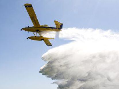 Lanzamiento de agua del avión anfibio en Valmayor.