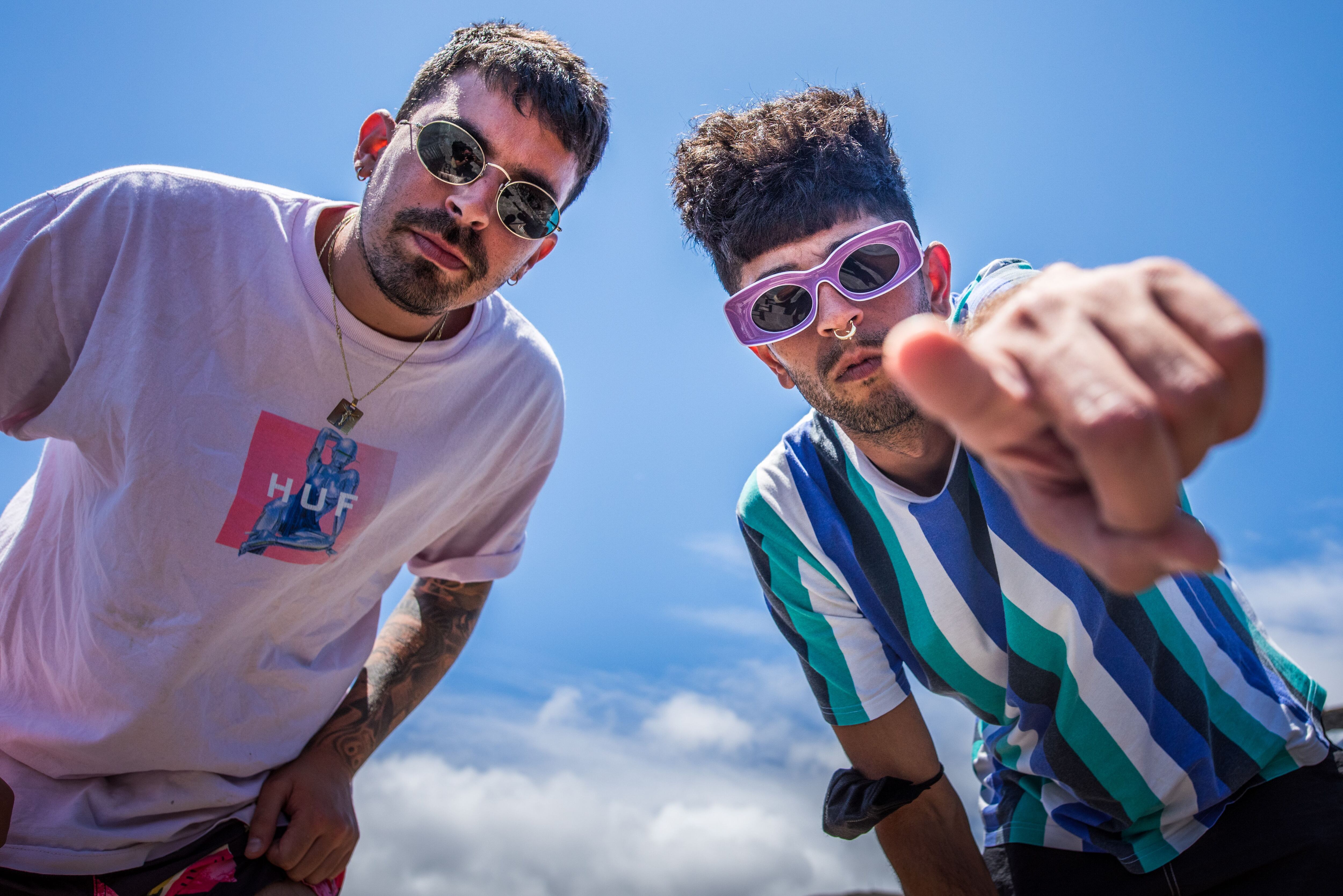 Uge y Bejo, dos de los integrantes de Locoplaya, en La Caleta, localidad del municipio de Valverde, en la isla de El Hierro. 