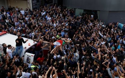 Cientos de palestinos reciben el cuerpo de la reportera de Al Jazeera Shireen Abu Akleh, a su llegada a la ciudad cisjordana de Ramala, este miércoles.