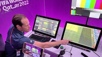 El responsable de tecnología de la FIFA, Sebastian Runge, muestra el funcionamiento de una sala VAR.