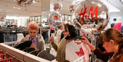 Compradores en una tiende H&M en Rusia.