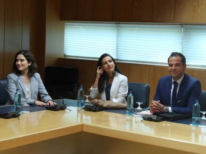 Reunion en la Asamblea de Madrid entre Isabel Díaz Ayuso, Rocio Monasterio e Ignacio Aguado, tras cerrar el pacto, en junio 2019.