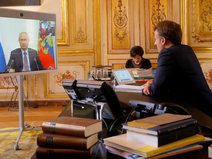 El presidente francés, Emmanuel Macron, conversa por videoconferencia con el homólogo ruso, Vladímir Putin, en una imagen de archivo