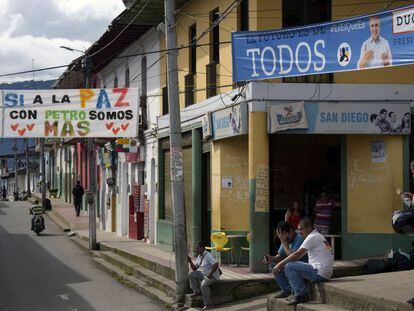 Carteles de Iván Duque y Gustavo Petro en una calle de Icononzo, en el departamento del Tolima. 
 