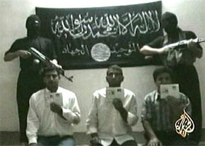 Imagen del vídeo recibido por Al Yazira en la que se ve a los tres turcos amenazados de muerte.