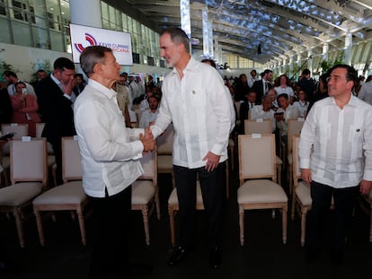 El ministro de Exteriores del Gobierno de España, José Manuel Albares (d), y el rey de España, Felipe VI (c), asisten a un foro empresarial en el marco de la XXVIII Cumbre Iberoamericana, en Santo Domingo, el 24 de marzo de 2023