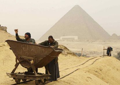 Operarios egipcios trabajan en la zona Giza, donde se han hallado las nuevas tumbas.