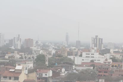 Una nube de humo procedente de varios incendios se observa en Santa Cruz, Bolivia.