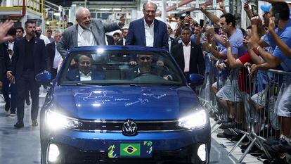 El presidente Lula y el vicepresidente Alckmin llegan este viernes al acto en la planta de Volkswagen en São Bernardo do Campo.