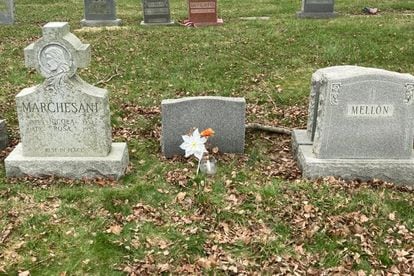 Al centro, la lápida de la supuesta tumba del poeta Gilberto Owen.