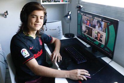 Lucas Bosch, un joven argentino de 15 años, viendo la retransmisión en Twitch del pasado FC Barcelona-Atlético de Madrid, en su casa en Buenos Aires.