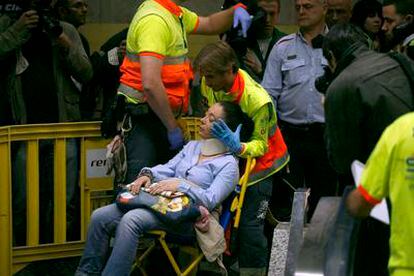 Un choque entre un convoy de Cercanías y un tren-hotel cerca de la estación barcelonesa de El Clot-Aragó provoca 17 heridos.