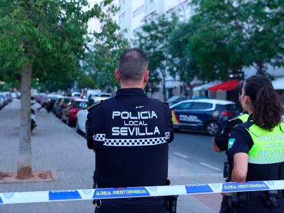 Agentes de la Policía Local de Sevilla en el dispositivo para reducir a un varón atrincherado en una tienda en la barriada de Pino Montano, en el norte de la ciudad de Sevilla.