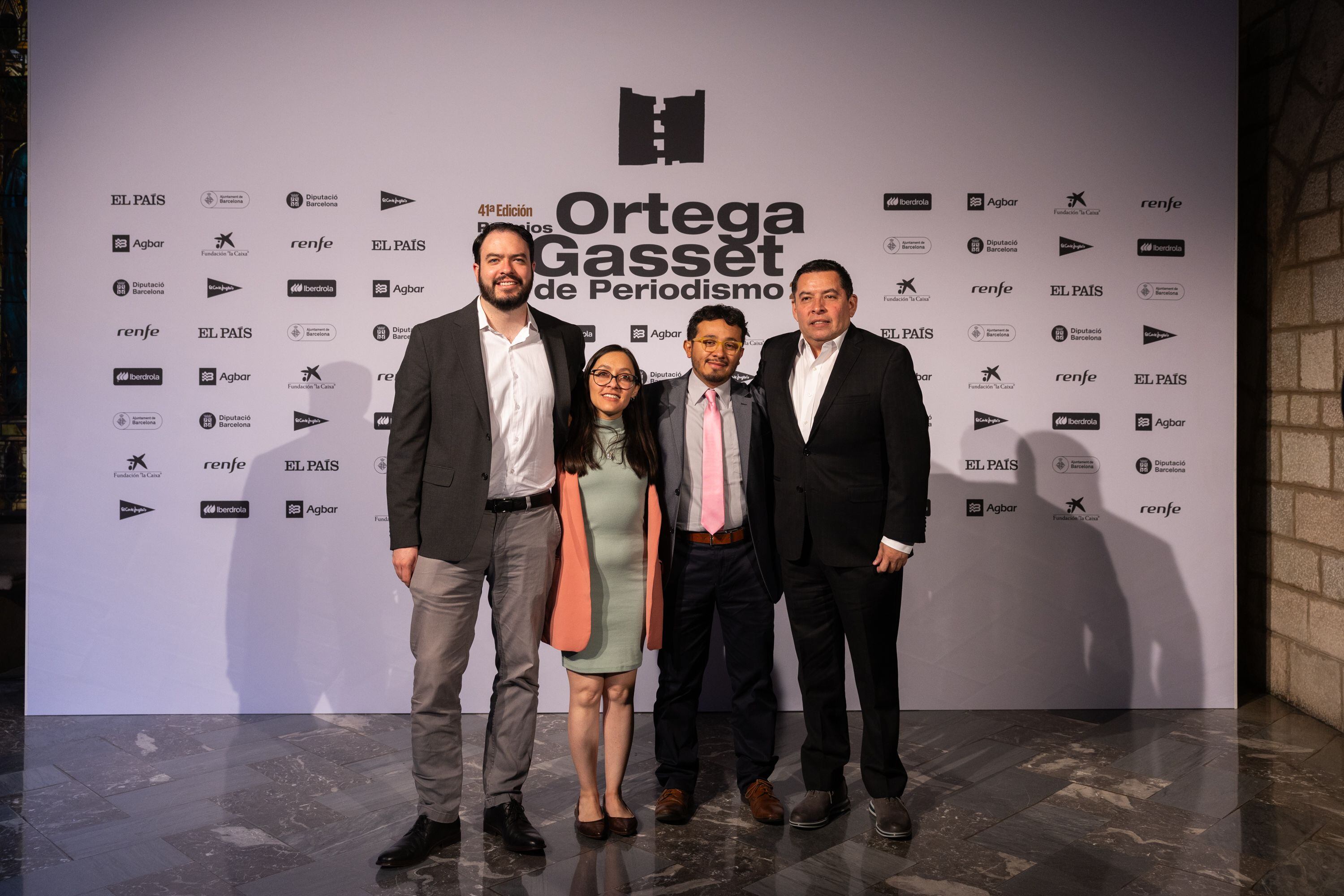 Desde la izquierda, el subdirector de N+Focus, Íñigo Arredondo; los ganadores de la categoría de Multimedia, Jennifer Rosales y Alejandro Melgoza; y el director de N+Focus, Omar Sánchez.