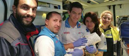 El equipo sanitario que asistió a la niña recién nacida encontrada en el cuarto de contadores de un edificio de Algete (Madrid).