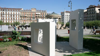 La escultura 1423, situada en la Plaza del Castillo (Pamplona).