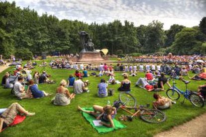 Gente disfrutando de una tarde de verano en el parque Lazienki, en la capital de Polonia.
