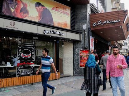 Transeúntes pasan junto a un restaurante en una calle de Teherán, el pasado 1 de mayo.