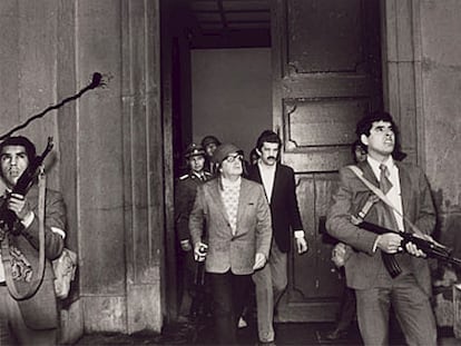 Las bombas del Ejército golpista caen sobre el Palacio de la Moneda, en Santiago de Chile, el 11 de septiembre de 1973.