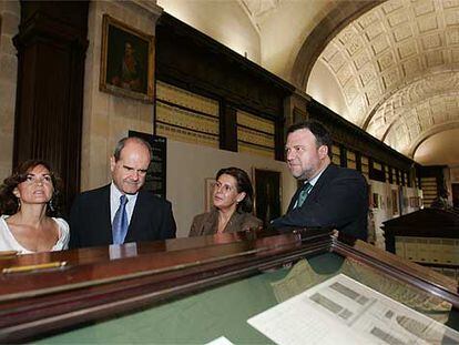 La ministra de Cultura, Carmen Calvo; el presidente de la Junta de Andalucía, Manuel Chaves; la consejera andaluza de Cultura, Rosa Torres, y el alcalde de Sevilla, Alfredo Sánchez Monteseirín (de izquierda a derecha), ayer en la Casa Lonja de Mercaderes.