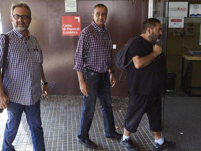 Juan Carlos Gim&eacute;nez (i) con otros trabajadores de Eulen, a su llegada a la asamblea este lunes.