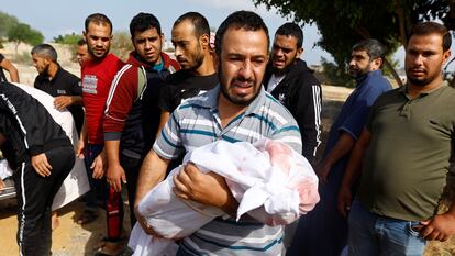 El funeral de la familia palestina Al-Astal, que murieron en ataques israelíes, en Khan Younis, en el sur de la Franja de Gaza, el 22 de octubre de 2023.