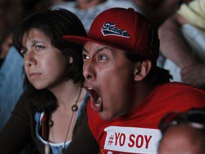 Un joven del movimiento anti Pe&ntilde;a Nieto Yo Soy 132 ve el debate.