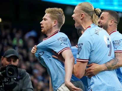 Kevin De Bruyne y Erling Haaland celebran un gol del Manchester City ante el Arsenal el pasado miércoles.