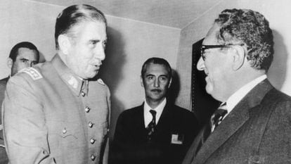 Augusto Pinochet y Henry Kissinger, durante su encuentro en Santiago de Chile, el 8 de junio de 1976, 