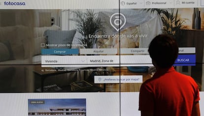 Un hombre mira un anuncio de Fotocasa