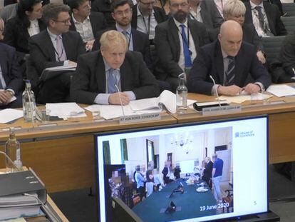 Boris Johnson, durante la comparecencia, este miércoles, ante el Comité de Privilegios del Parlamento para dar explicaciones sobre el 'partygate'. Una pantalla muestra la foto de una de las presuntas fiestas en Downing Street.
