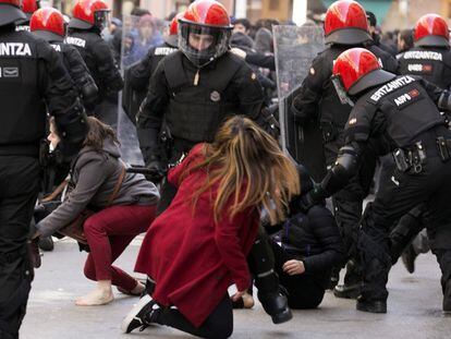 Enfrentamientos entre policía y estudiantes en Vitoria.