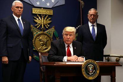Trump, tras la firma del decreto para restringir la entrada de inmigrantes a EE UU.