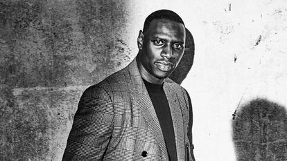 Omar Sy, protagonista de la serie 'Lupin', lleva chaqueta Berluti, camiseta Ami Paris y pantalones Prada. Y, cosa rara en él, no sonríe.