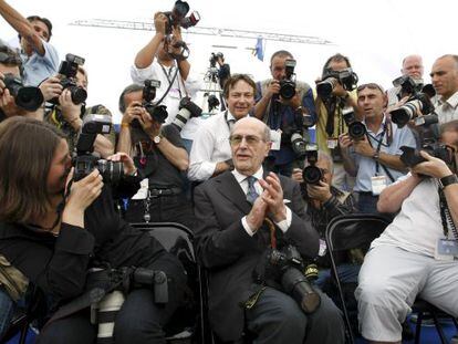 Manoel de Oliveira, rodeado por fot&oacute;grafos, en el festival de Cannes de 2008. 