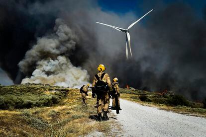 Un grupo de bomberos combaten un incendio forestal el sábado en Rapa, Celorico da Beira (Portugal). 

