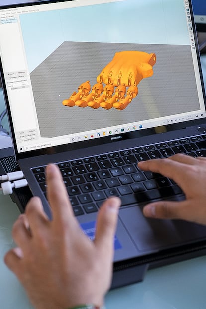 Guillermo Martínez trabaja con su ordenador en un programa de laminado 3D que sirve para disponer los objetos a imprimir y definir sus propiedades.
