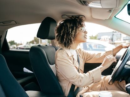 Una mujer conduciendo.