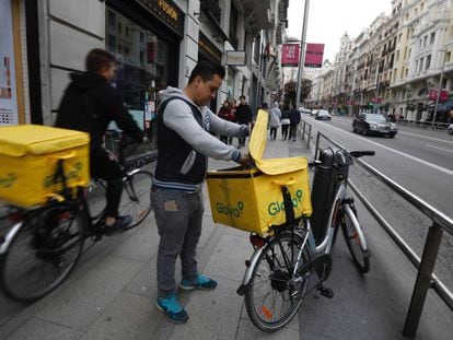 Dos repartidores de Glovo, en Madrid. 