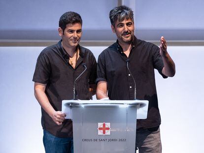 En la imagen, los hermanos Jose y David Munoz, miembros del grupo musical Estopa tras recibir la Creu de Sant Jordi.