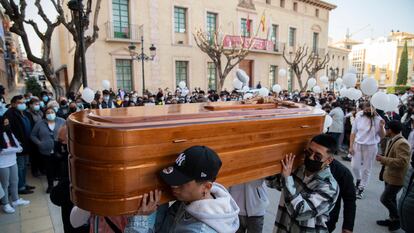 Amigos y familiares de Claudia llevaron su féretro a la Iglesia el 11 de febrero de 2022.