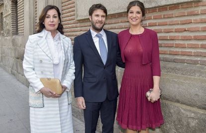 Carmen Marínez Bordiú con Benjamin Rouget y Cynthia Rossi durante la comunión de su nieta, Eugenia de Borbón en abril de 2016, en Madrid.