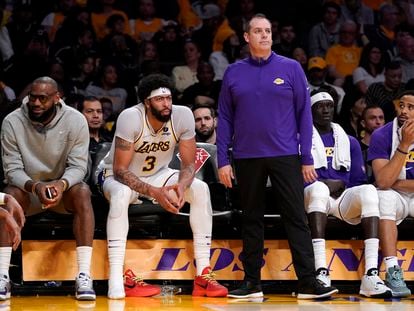 Frank Vogel, entrenador de los Lakers (de pie), junto a LeBron James y Anthony Davis, sentados en la banca.